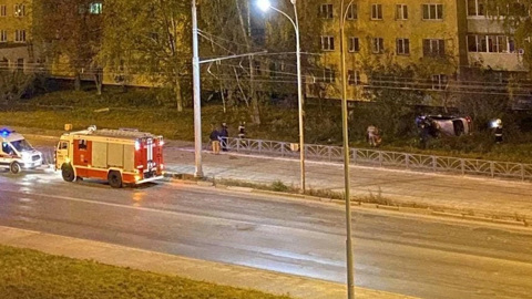 В Екатеринбурге машина вылетела с трассы и перевернулась в метре от жилого дома