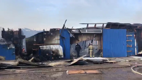 Под Красноярском тушат склад с горючим на площади 1000 "квадратов"