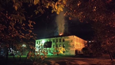 В Смоленской области ночью загорелась крыша школы