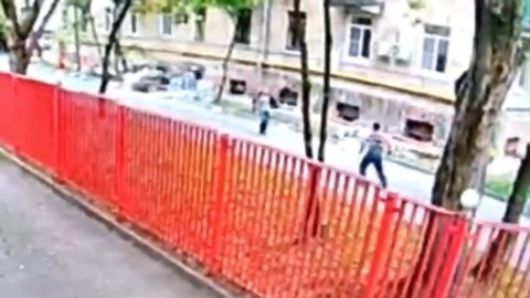 Москвич с топором устроил охоту на приятеля во дворе дома