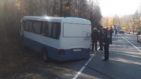 Автобус с туристами врезался в фуру в Иркутской области