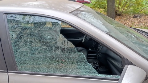 В Ярославле стрелки по бутылкам изрешетили автомобиль