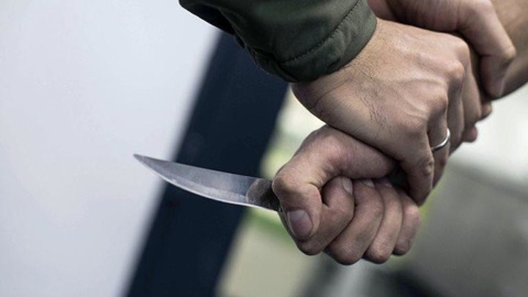 Мигрант 5 раз ранил ножом 16-летнего подростка, защищавшего мать