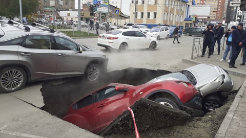 Две машины провалились в яму с кипятком в центре Новосибирска