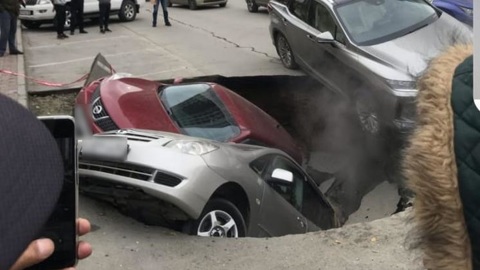 Новосибирскую яму с кипятком, куда провалились авто, устранят до утра