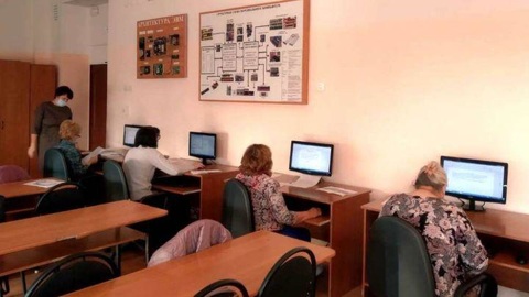 Узловских пенсионеров учат общаться в соцсетях