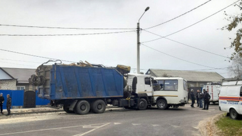 В Воронеже столкнулись автобус и грузовик. СК начал проверку