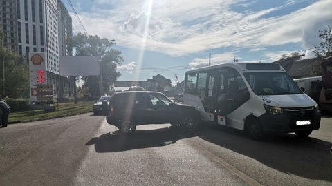 В Воронеже внедорожник врезался в маршрутку с пассажирами