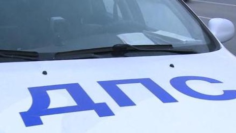 Автокран упал на рабочего на севере Москвы
