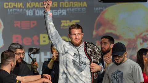 Минеев нокаутировал Исмаилова в главном бою турнира AMC Fight Nights 105