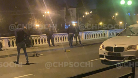 Девушка на электросамокате попала под машину в Сочи