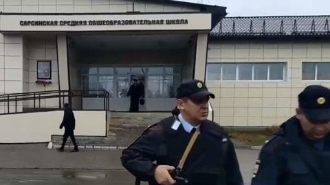 "Голоса в голове": шестиклассник с легкостью пронес карабин мимо охраны в школе