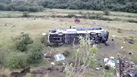 Пассажирский автобус сорвался со 100-метровой высоты в Эквадоре
