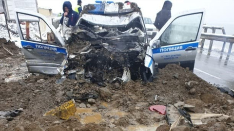 На Сахалине автомобиль ГИБДД загорелся после столкновения с бензовозом