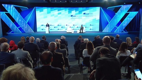Путин: слово "кризис" состоит из двух иероглифов – "опасность" и "возможность"