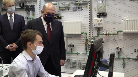 Портовые краны, новый кампус и вакцинация. Мишустин посетил Калининградскую область