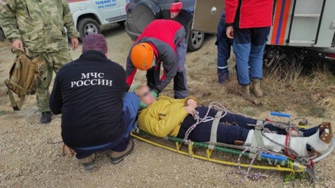 В горах Крыма сотрудники МЧС спасли обездвиженную женщину