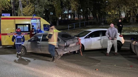 В Саратове произошла массовая авария с участием девяти машин