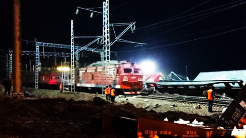 В Приамурье на месте схода 14 вагонов частично восстановлено движение
