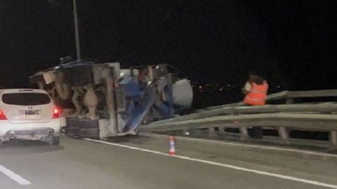 Во Владивостоке бетономешалка повисла над водой