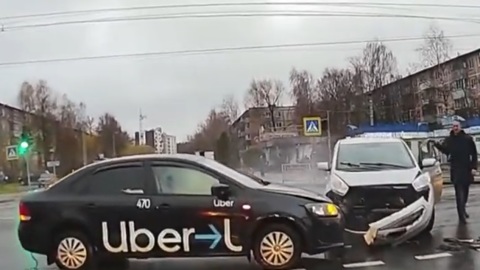 В Иванове такси врезалось в легковушку