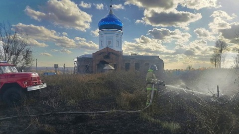 Липецкие пожарные спасли от огня храм и деревню