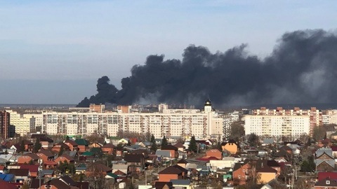 В Новосибирске горит склад с покрышками