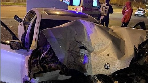 В Набережных Челнах BMW снесла остановку и влетела в столб