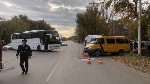 8 человек пострадали при столкновении автобуса и маршрутки в Ростовской области
