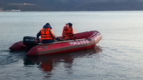 В Магадане спасли двух рыбаков, которых уносило в море