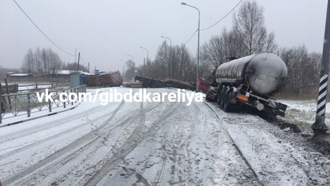 На карельской трассе заблокировано движение из-за крупного ДТП