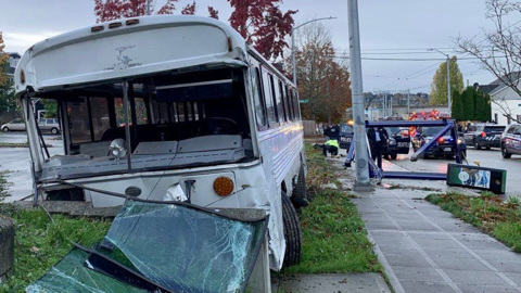 Житель Сиэтла угнал школьный автобус и таранил на нем машины