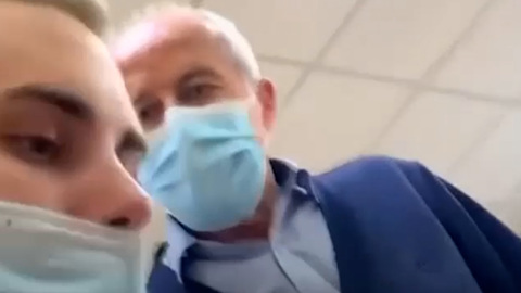 В красноярском техникуме преподаватель схватил студента за шею