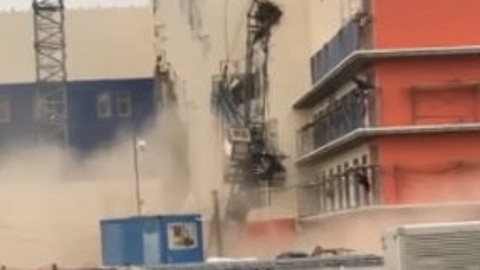 По факту падения строительного крана в Хабаровске возбуждено дело