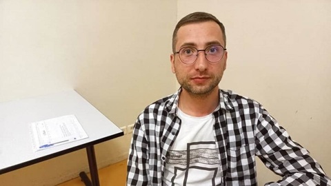 Обнародовавшего видео пыток заключенных программиста заочно арестовали