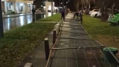 В Москве на коляску с младенцем упало металлическое ограждение