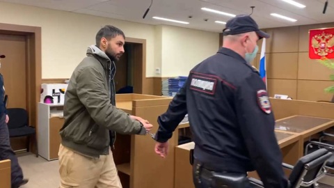 Ударившего полицейского стулом бармена взяли под стражу
