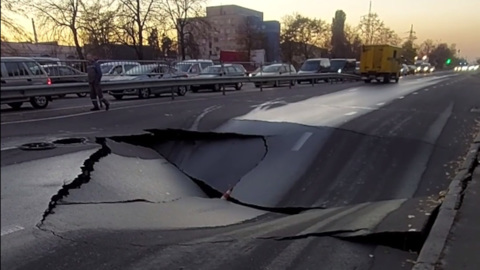 В Киеве на проспекте образовался огромный пролом в асфальте