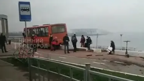 В Нижнем Новгороде автобус протаранил дорожное ограждение на набережной
