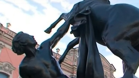 Пытавшихся обуть бронзовых коней в Санкт-Петербурге доставили в полицию