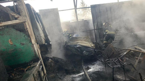 Пожарные вынесли 4 газовых баллона из пылающего гаража