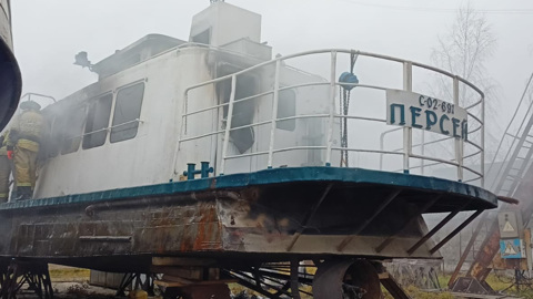 Густой дым и пламя: в Вологде загорелся прогулочный катер