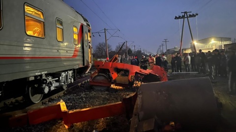 Один человек погиб при столкновении поезда и асфальтоукладчика в Северной Осетии