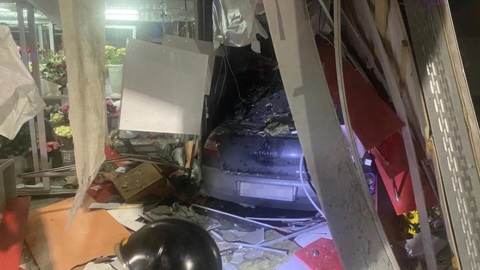 В Челябинске пьяный водитель протаранил цветочный павильон