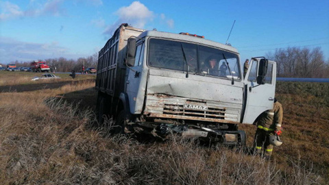 Под Самарой в массовом ДТП с "КамАЗом" погибли два человека