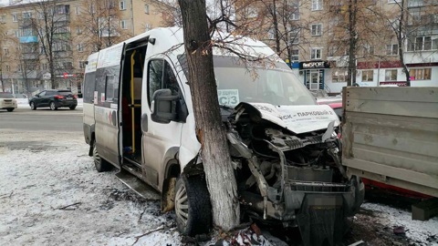 Маршрутка с пассажирами врезалась в дерево в Челябинской области