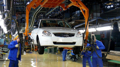 Производство легковых автомобилей в России упало на 85%
