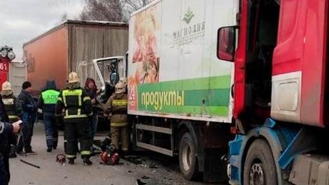 На трассе под Калугой столкнулись 4 фуры, есть пострадавшие