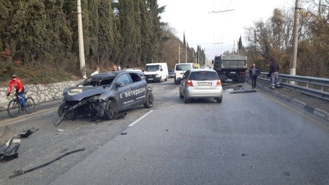 Под Алуштой такси с пассажиром врезалось в "КамАЗ"