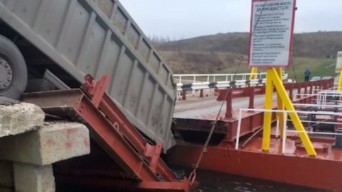 В Липецкой области грузовик сломал понтонный мост